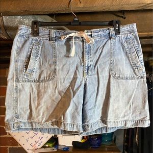 Vintage Old Navy just below waist shorts